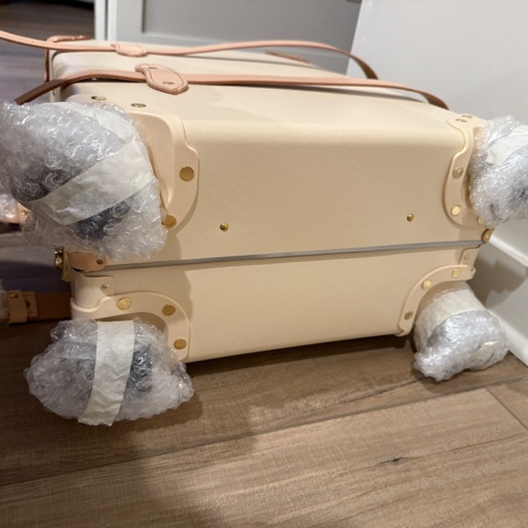 Globe-trotter Luggage- Carry-On - 4 Wheels - Ivory - Picture 6 of 11